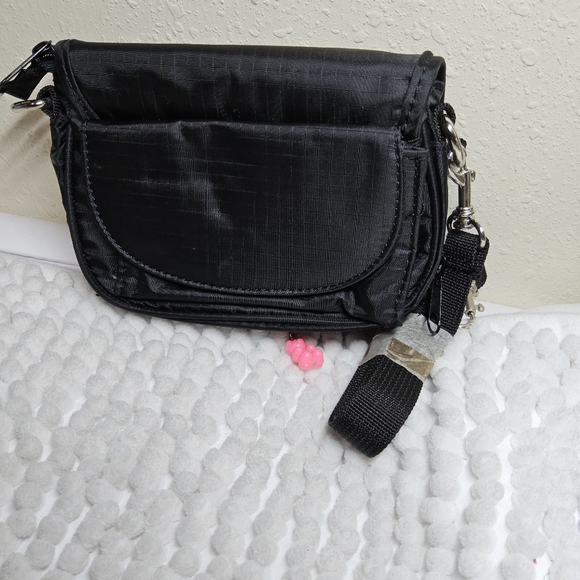 Black Crossbody with pink zipper pull charm - Picture 2 of 7